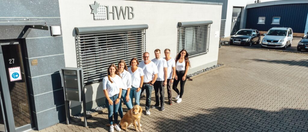 HWB Furniere Team vor Firma